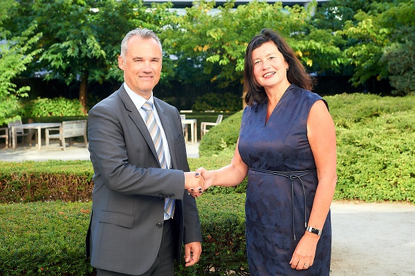 Board_handshake